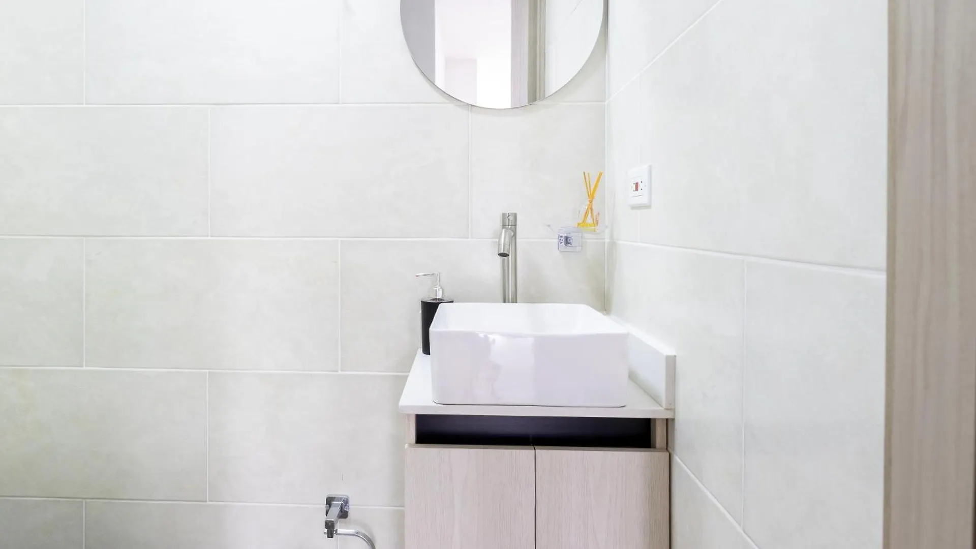 Lindo Apartamento En Laureles Con Piscina 501 Medellin 0*,